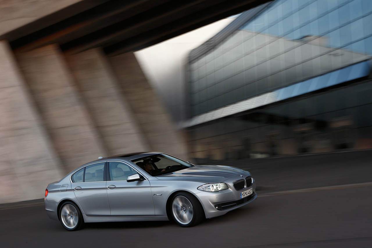 Официальная  фото галерея  BMW 5 серии 2011 наконец появилась на сайте производителя. 